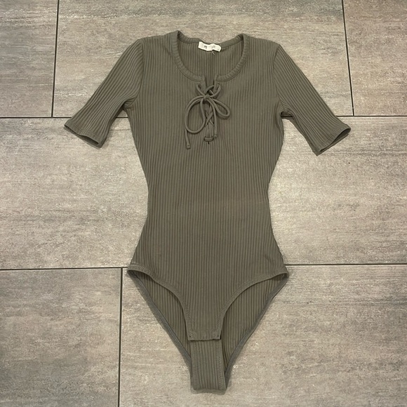 Madewell Tops - MADEWELL OLIVE GREEN BODYSUIT XS